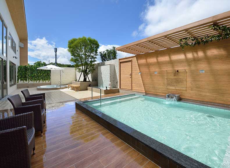 Eight Distinct Baths Selected by an Onsen Specialist