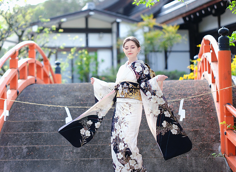 Hands-Free Kyoto Stroll  in Rental Kimono