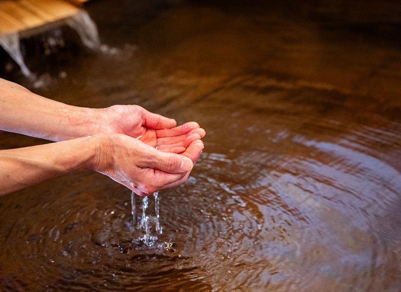 Iron-Rich Cloudy Bath Offering Relief From Everyday Stress