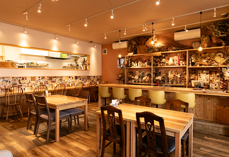 api∞, a restaurant with dried flowers and pho